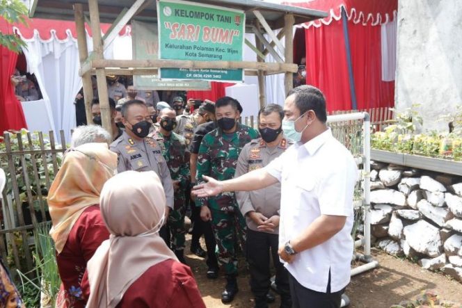 					Walikota Semarang, Hendrar Prihadi mengapresiasi pencanangan 'Desa Kekebalan Komunal' yang diinisiasi oleh Akabri 1999 Peduli pada Rabu (20/10/2021).