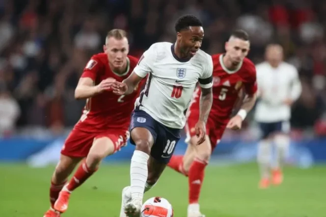 					Pemain Inggris Raheem Sterling menggiring bola untuk melepaskan diri dari dua pemain Hungaria Adam Lang dan Zsolt di laga Kualifikasi Piala Dunia 2022 Grup I zona Eropa pada 13 Oktober 2021. ANTARA/Reuters/CARL RECINE
