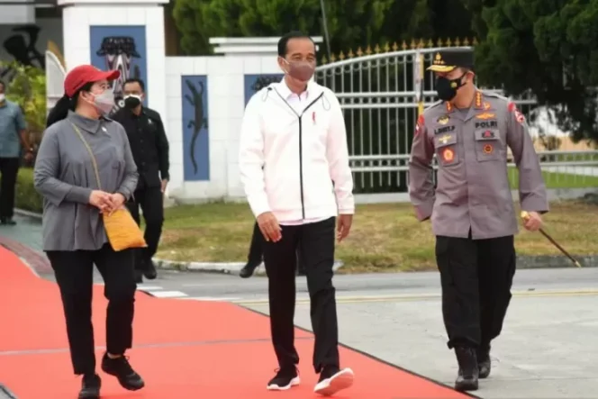 					Presiden RI Joko Widodo (tengah) bertolak ke Kabupaten Merauke, Papua, Minggu (3/10/2021), untuk meresmikan sejumlah infrastruktur dan meninjau vaksinasi COVID-19. ANTARA/HO-Biro Pers Sekretariat Presiden/Lukas