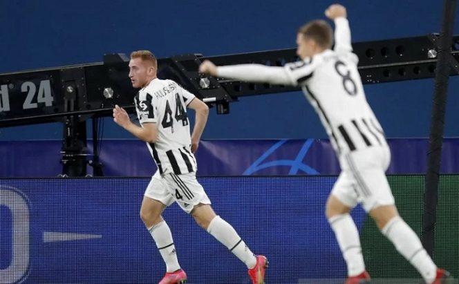 					Penyerang sayap Juventus Dejan Kulusevski (kiri) merayakan golnya ke gawang Zenit St. Petersburg dalam laga lanjutan Grup H Liga Champions di Stadion Saint Petersburg, Saint Petersburg, Rusia, Rabu (20/10/2021) waktu setempat. ANTARA/REUTERS/Anton Vaganov.