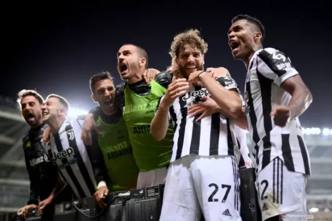 					Gelandang Juventus Manuel Locatelli (kedua kanan) melakukan selebrasi dengan rekan setimnya usai cetak gol ke gawang Torino dalam perandingan Serie A di Grande Torino Stadium, Turin pada 2 Oktober 2021. ANTARA/AFP/MARCO BERTORELLO.