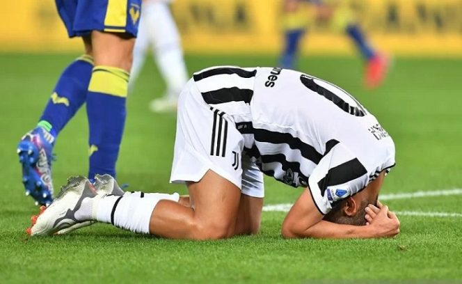 					Ekspresi penyerang Juventus Paulo Dybala setelah gagal memanfaatkan peluang mencetak gol dalam laga lanjutan Liga Italia melawan Verona di Stadion Marc'Antonio Bentegodi, Verona, Italia, Sabtu (30/10/2021) waktu setempat. (ANTARA/REUTERS/Jennifer Lorenzini)