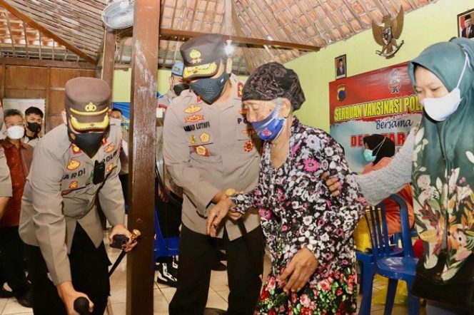 					Kapolda Jateng Irjen Pol Drs Ahmad Luthfi meninjau pelaksanaan vaksinasi Covid-19 di Balai Desa Taraman, Kecamatan Sidoharjo, Kabupaten Sragen, pada Sabtu (2/10/2021).