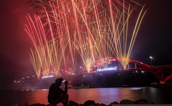 					Pertunjukan kembang api menghiasi langit di atas Jembatan Merah Atas Youtefa bersamaan dengan Upacara Pembukaan PON Papua di Tanjung Ciberi, Kota Jayapura, Papua, Sabtu (2/10/2021). ANTARA FOTO/M Risyal Hidayat/aww.