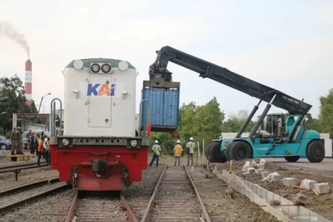 					Pengangkutan petikemas ke kereta api (KA) di Stasiun Indro, Kabupaten Gresik, Jatim, Jumat (15/10) (ANTARA/Malik Ibrahim)