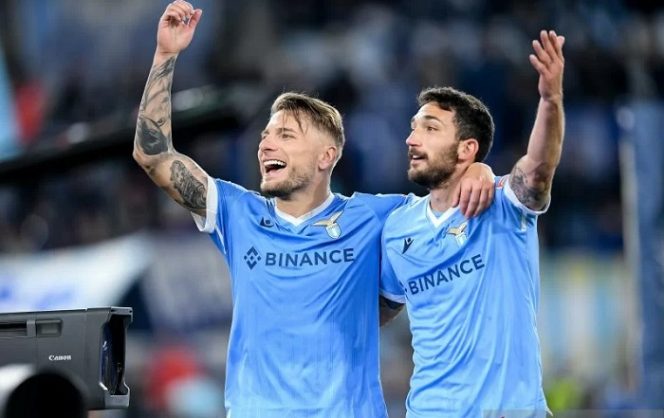 					Selebrasi pemain Lazio Ciro Immobile dan Danilo Cataldi setelah gol pertama dalam pertandingan lawan Inter Milan di Stadio Olimpico, Roma, Italia pada 16 Oktober 2021. ANTARA/Reuters Conn/Giuseppe Maffia