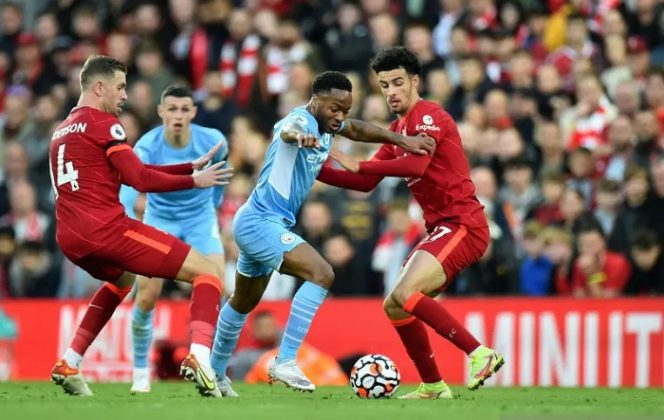 					Aksi pemain Manchester City Raheem Sterling mencoba melewati dua pemain Liverpool Jordan Henderson dan Curtis Jones dalam pertandingan Liga Inggris pekan ketujuh di Anfield pada 3 Oktober 2021. ANTARA/REUTERS/PETER POWELL