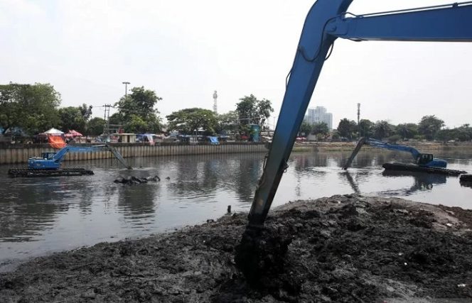 					Sejumlah alat berat melakukan pengerekan sampah dan sedimen lumpur di Kali Mukevart Daan Mogot, Jakarta Barat, Rabu (6/9/2021). ANTARA FOTO/Muhammad Iqbal/hp.