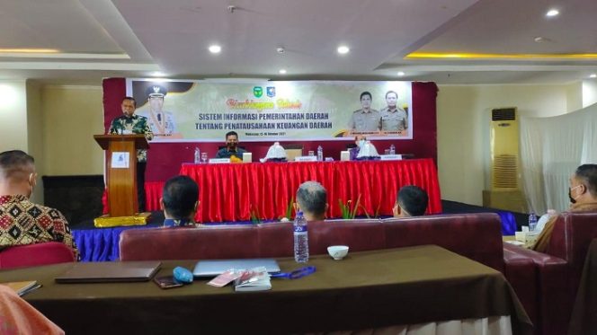 					Bupati Luwu H Basmin Mattayang membuka Bimtek Sistem Informasi Pemerintahan Daerah (SIPD) tentang penatausahaan keuangan daerah di Aerotel Smile, Jumat (15/10/2021).