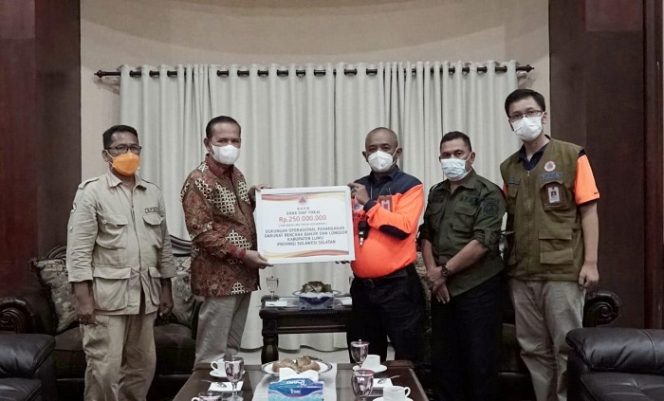 					Bupati Luwu Dr H Basmin Mattayang menerima bantuan dukungan operasional penanganan darurat bencana banjir dan longsor di wilayah Walenrang dan Lamasi (Walmas) dari BNPB, Minggu (10/10/2021).