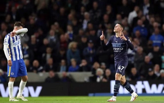 					Gelandang serang Manchester City Phil Foden (kanan) merayakan gol pertamanya ke gawang Brighton & Hove Albion dalam laga lanjutan Liga Inggris di Stadion Amex, Brighton, Inggris, Sabtu (23/10/2021) waktu setempat. ANTARA/REUTERS/ACTION IMAGES/Peter Cziborra.