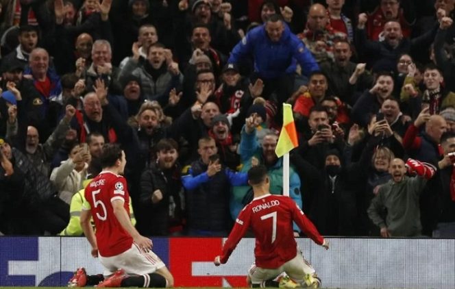 					Selebrasi Cristiano Ronaldo (kanan) bersama Harry Maguire dan suporter Manchester United setelah mencetak gol lawan Atalanta dalam pertandingan Grup F Liga Champions di Old Trafford, Manchester, Inggris pada 21 Oktober 2021. ANTARA/REUTERS/PHIL NOBLE.