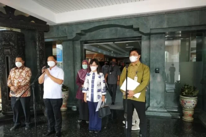 					Mendagri Tito Karnavian bersama Ketua Timsel calon anggota KPU dan Bawaslu RI Juri Ardiantoro. (ANTARA/Boyke Ledy Watra)