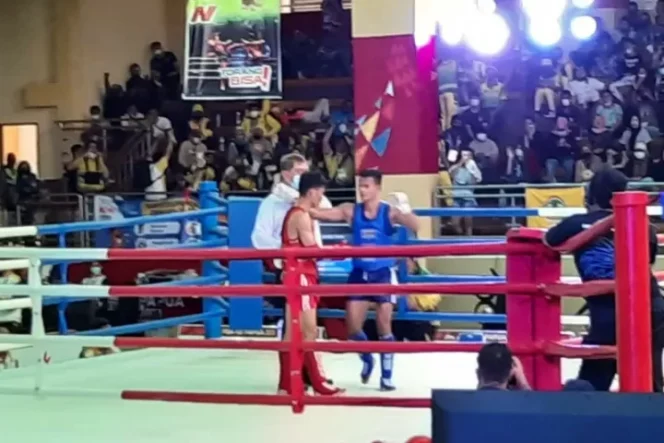 					Atlet muaythai Lampung Mitra Waruwu dan Zul Bimantara atlet Sulawesi Selatan (ANTARA/Agus Wira Sukarta)