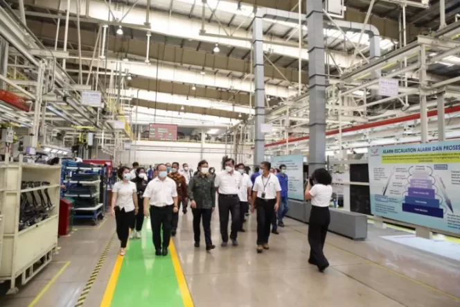 					Menko Kemaritiman dan Investasi Luhut Binsar Pandjaitan dan Menkes Budi Gunadi Sadikin saat mengunjungi pabrik Wuling di Karawang, Jawa Barat, Kamis (30/9/2021). ANTARA/HO-Kemenko Kemaritiman dan Investasi