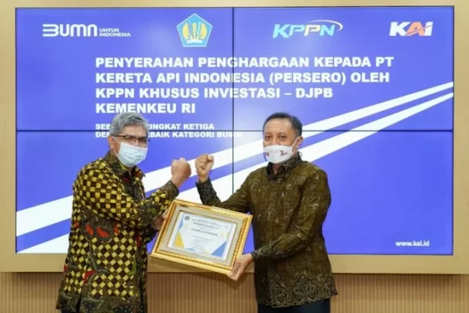 					Direktur Keuangan KAI Salusra Wijaya (kanan) saat menerima penghargaan dari Kepala KPPN Khusus Investasi Abdullah Syahidin sebagai Peringkat Ketiga Debitur Terbaik Kategori BUMN yang bertempat di Jakarta Railway Centre, pada Selasa (26/10/2021). ANTARA/HO-PT KAI.