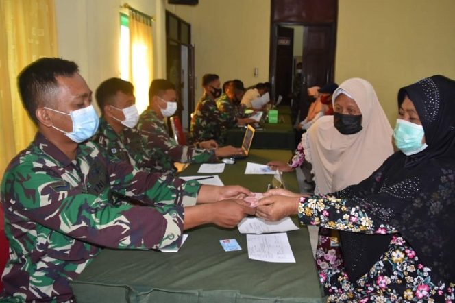 					Penyaluran bantuan tunai kepada pedagang kaki lima dan pemilik warung di Aula Makodim 0716/Demak.