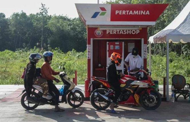 					Petugas mengisi BBM jenis Pertamax di Pertashop (Pertamina Shop) Desa Maliku, Kabupaten Pulang Pisau, Kalimantan Tengah, Jumat (17/9/2021). PT Pertamina (Persero) membangun 43 Pertashop di wilayah pedesaan seluruh provinsi Kalimantan guna memenuhi akses energi ke masyarakat desa terhadap BBM harga yang sama dengan SPBU sehingga dapat memajukan perekonomian desa. ANTARA FOTO/Makna Zaezar/foc.