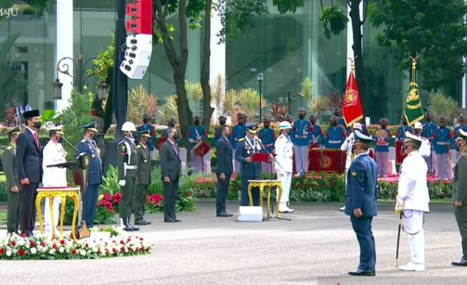 					Tangkapan Layar - Presiden RI Joko Widodo (Jokowi) menganugerahkan tanda kehormatan kepada tiga prajurit TNI Angkatan Darat (AD), Angkatan Laut (AL) dan Angkatan Udara (AU) dalam Upacara Peringatan ke-76 TNI di halaman depan Istana Merdeka, Jakarta, Selasa (5/10). (ANTARA/Indra Arief)