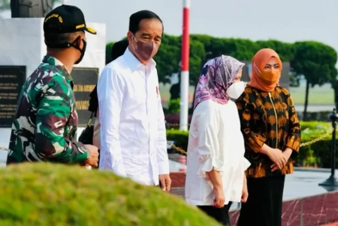 					Presiden Joko Widodo didampingi Ibu Negara Iriana Joko Widodo bertolak ke Nusa Tenggara Timur, Kamis (14/10), untuk meresmikan penggabungan Pelindo dan sejumlah infrastruktur seperti Terminal Wae Kelambu Pelabuhan Labuan Bajo, dan penataaan kawasan Pucak Waringin, serta Goa Batu. ANTARA/HO-Biro Pers Sekretariat Presiden/Laily Rachev