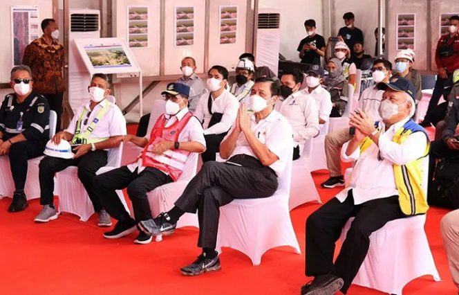 					Menko Kemaritiman dan Investasi Luhut Binsar Pandjaitan (tengah) mengunjungi proyek Jalan Tol Cisumdawu, Kamis (30/9/2021). ANTARA/HO-Kemenko Kemaritiman dan Investasi/am.