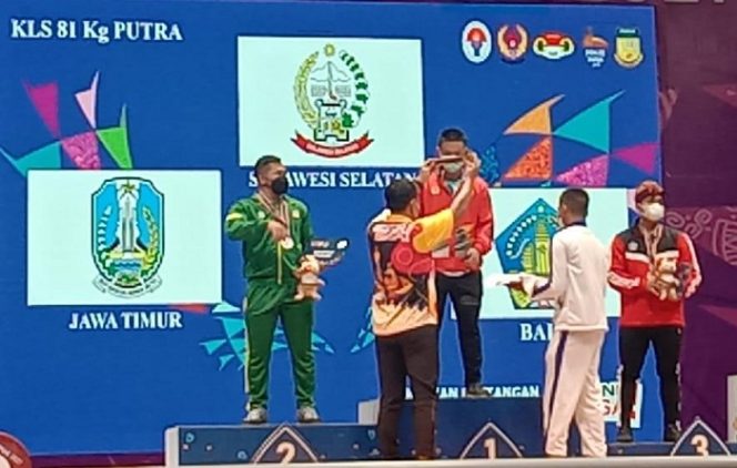 					Litfer andalan Sulsel Rahmat Erwin Abdullah meraih Medali Emas di Cabang Angkat Besi pada Pekan Olahraga Nasional (PON) XX Papua.