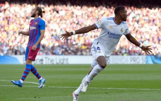 					Bek Real Madrid David Alaba melakukan selebrasi usai mencetak gol pembuka dalam pertandingan El Clasico melawan Barcelona di Stadion Camp Nou, Barcelona, Spanyol, Minggu (24/10/2021). ANTARA/AFP/JOSEP LAGO