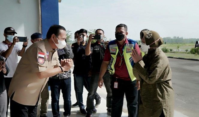 					Serahkan Santunan ke Kades Ilanbatu, Mensos Risma Siapkan Buffer Stock di 8 Titik