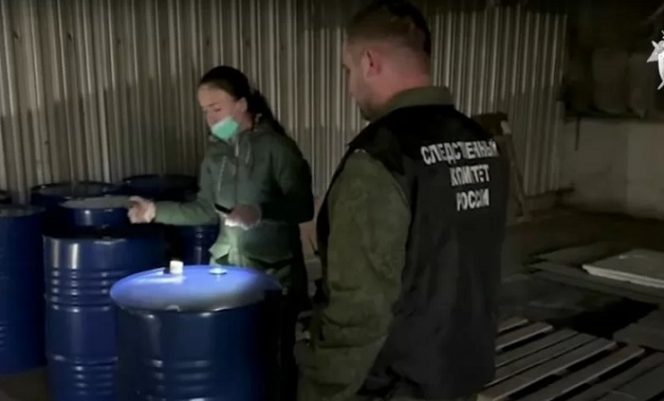 					Anggota Komite Investigasi Rusia menyelidiki kasus kematian massal akibat keracunan alkohol setelah mengonsumsi minuman keras produksi lokal di Orenburg, Rusia, dalam gambar diam yang diambil dari video yang dirilis 9 Oktober 2021. (ANTARA/Komite Investigasi Rusia/Handout via Reuters/as)
