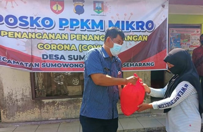 					Pembagian bantuan paket sembako kepada warga di Kabupaten Semarang, Jawa Tengah.