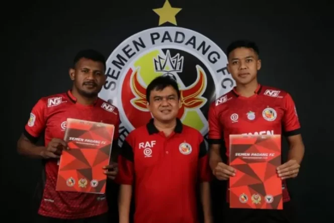 					CEO PT KSSP Hasfi Rafiq dengan dua pemain baru Semen Padang FC (ANTARA /HO Semen Padang)