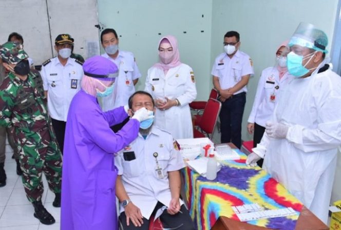 					Sekolah di Kabupaten Sukoharjo menggelar swab antigen secara acak guna mencegah terjadinya klaster selama PTM.