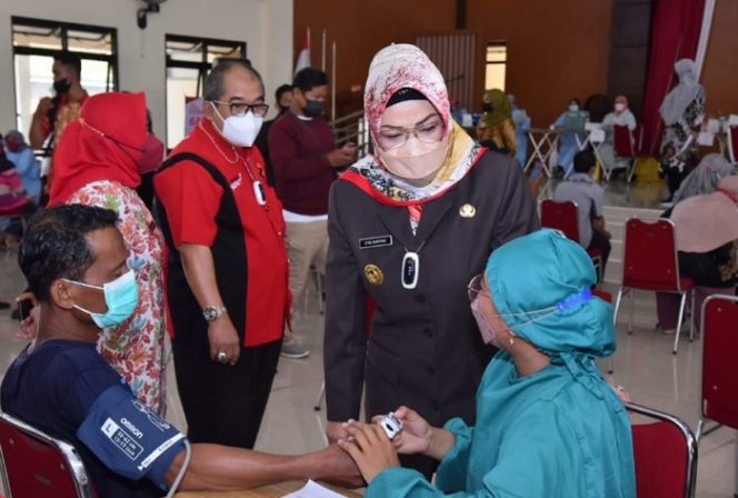 					Bupati Sukoharjo Etik Suryani memantau vaksinasi di Graha PGRI, Kamis (7/10/2021).