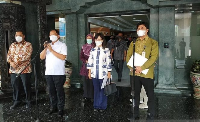 					Dokumentasi-Mendagri Tito Karnavian bersama Ketua Tim seleksi calon anggota KPU dan Bawaslu RI masa jabatan 2022-2027 Juri Ardiantoro dan anggota timsel lainnya pada konferensi pers usai penyerahan Keppres soal timsel, Jakarta, Selasa (12/10/2021). ANTARA/Boyke Ledy Watra/am.