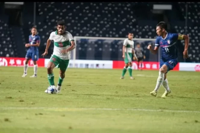 					Pemain timnas Indonesia Ricky Kambuaya (kiri) pada pertandingan leg kedua play off kualifikasi Piala Asia 2023 di Stadion Chang Arena, Buriram, Thailand, Senin (11/10/2021). ANTARA/HO/PSSI