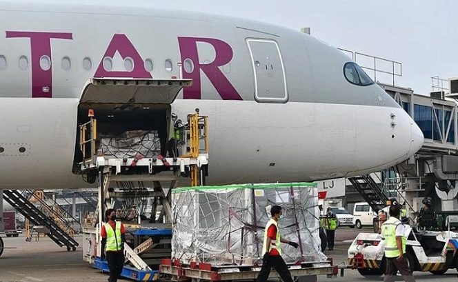 					Petugas membongkar muatan kargo vaksin Sinovac Tahap ke-100 tiba di Bandara Soekarno Hatta, Tangerang, Banten, Selasa (26/10/2021). ANTARA/HO-Kominfo/InfoPublik/aa.