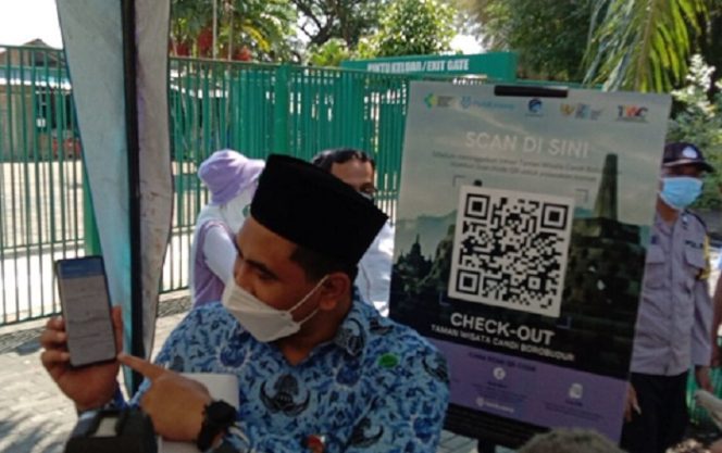 					Wagub Jateng Taj Yasin memperlihatkan aplikasi untuk masuk obyek wisata. Sebanyak 337 obyek wisata di Jateng telah dibuka secara terbatas.