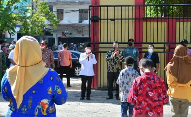 					Wakil Presiden Ma'ruf Amin mengunjungi SD Negeri Inpres VIM 1 Kotaraja, Abepura, Kota Jayapura, Sabtu (16/10/2021). (ANTARA/HO-Setwapres)