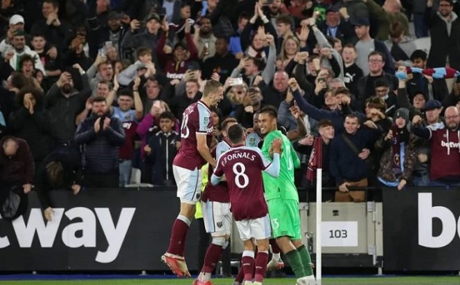 					Para pemain West Ham United merayakan kemenangan adu penalti atas Manchester City dalam pertandingan putaran keempat Piala Liga Inggris di Stadion Olimpiade London, Inggris, Rabu (27/10/2021) waktu setempat. (ANTARA/REUTERS/ACTION IMAGES/Peter Cziborra)