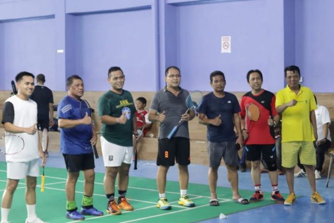 					Legislator Makassar Olah Raga Badminton Bareng Walikota