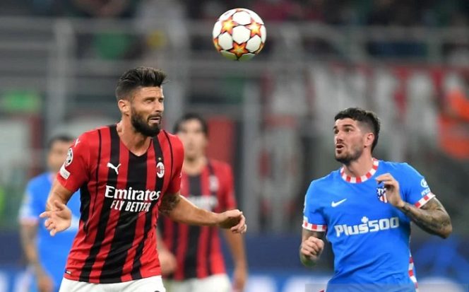 					Pesepak bola AC Milan Olivier Giroud (kiri) berebut bola dengan pesepak bola Atletico Madrid Rodrigo De Paul dalam laga Group B Liga Champions, di Stadion San Siro, Milan, Italia, Selasa (28/9/2021). Atletico Madrid berhasil mengalahkan AC Milan 2-1 dan gol ke dua Atletico Madrid dicetak Luis Suarez pada masa injury time . ANTARA FOTO/Reuters-Daniele Mascolo/hp.