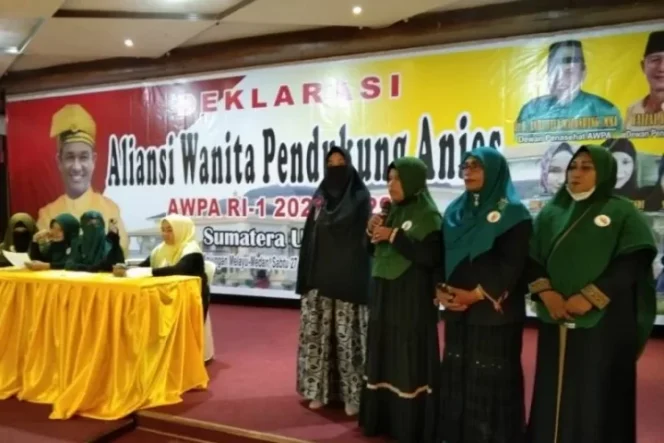					Relawan AWPA Sumut mendeklarasikan dukungan untuk Gubernur DKI Jakarta Anies Baswedan menjadi capres di Pilpres 2024 di Anjungan Melayu, Medan, Sabtu (27/11/2021). ANTARA/Said