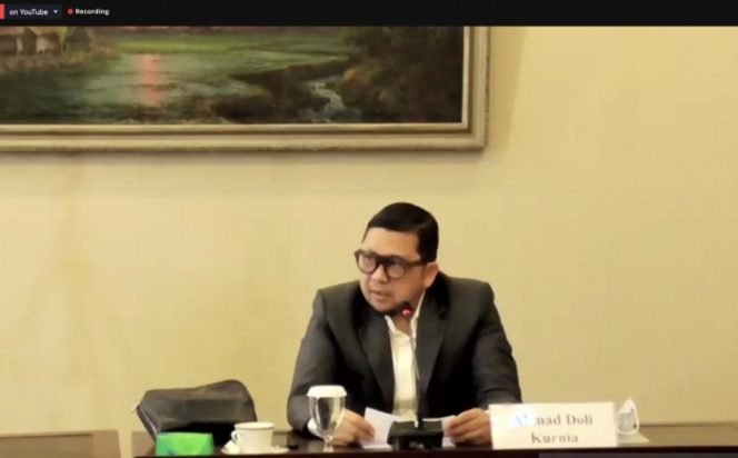 					Hasil tangkapan layar ketika Ketua Komisi II DPR RI Ahmad Doli Kurnia memberi paparan materi dalam seminar bertajuk “Menimbang Sistem Pemilu 2024: Catatan dan Usulan” yang disiarkan di kanal YouTube CSIS Indonesia dan dipantau dari Jakarta, Senin (1/11/2021). (ANTARA/Putu Indah Savitri)