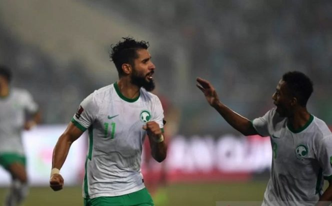 					Penyerang tim nasional Arab Saudi Saleh Al-Shehri (kiri) merayakan golnya ke gawang Vietnam dalam laga lanjutan Grup B putaran ketiga kualifikasi Piala Dunia 2022 zona Asia di Stadion Nasional My Dinh, Hanoi, Vietnam, Selasa (16/11/2021). ANTARA/AFP/Nhac Nguyen.