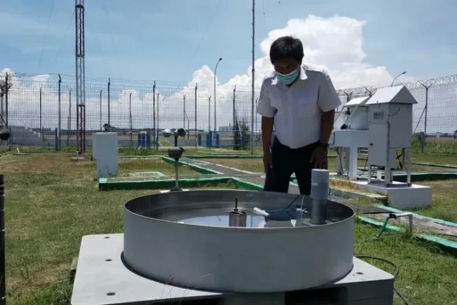 					Petugas melakukan pemeriksaan cuaca di BMKG Juanda (Dok)