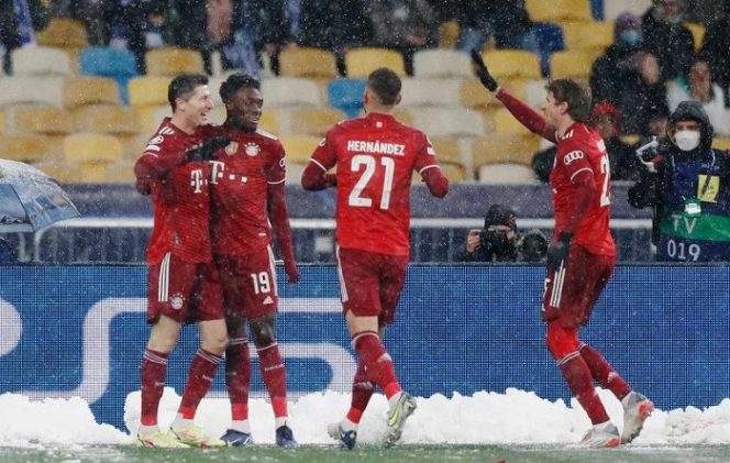					Skuad Bayern Muenchen merayakan gol Robert Lewandowski (kiri) dalam pertandingan Grup E Liga Champions lawan Dynamo Kiev pada 24 November 2021. ANTARA/REUTERS/VALENTYN OGIRENKO