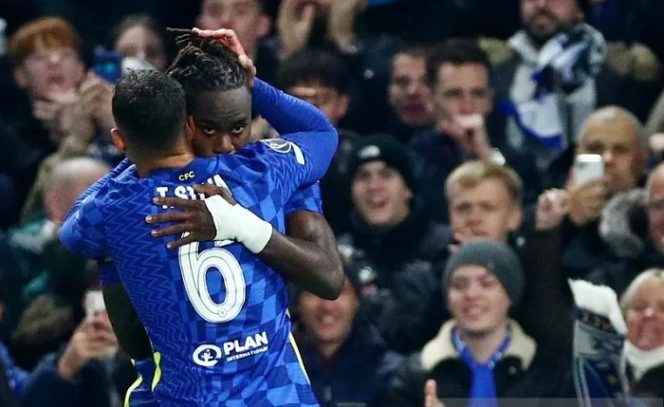 					Bek Chelsea Trevoh Chalobah (kanan) melakukan selebrasi bersama Thiago Silva seusai mencetak gol ke gawang Juventus dalam pertandingan penyisihan Grup H Liga Champions di Stadion Stamford Bridge, London, Inggris, Selasa (23/11/2021) waktu setempat. (ANTARA/REUTERS/Hannah McKay)