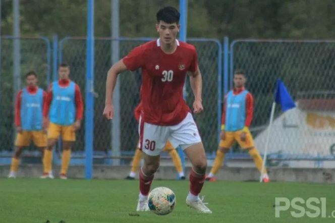 					Bek tengah tim nasional U-19 Indonesia Elkan Baggott menggiring bola dalam laga uji coba kontra Macedonia Utara di Stadion NK Junak Sinj, Split, Kroasia, Minggu (11/10/2020). Pertandingan itu berakhir dengan skor 4-1 untuk kemenangan Indonesia. ANTARA/HO-PSSI.