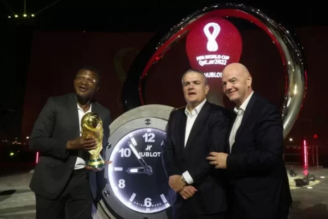 					Mantan pesepak bola Prancis Marcel Desailly, CEO Hublot Ricardo Guadalupe dan Presiden FIFA Gianni Infantino berpose bersama jam Piala Dunia dalam acara satu tahun sebelum kickoff Piala Dunia Qatar 2022, di Corniche Fishing Spot, Doha, Qatar, pada 21 November 2021. (REUTERS/IBRAHEEM AL OMARI)