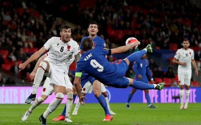 					Penyerang sekaligus kapten tim nasional Inggris Harry Kane melakukan tendangan akrobatik untuk melengkapi raihan trigolnya ke gawang Albania dalam laga lanjutan Grup I Kualifikasi Piala Dunia 2022 zona Eropa di Stadion Wembley, London, Inggris, Jumat (12/11/2021) waktu setempat. (ANTARA/REUTERS/ACTION IMAGES/Carl Recine)